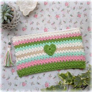 pochette crochet coeur vert