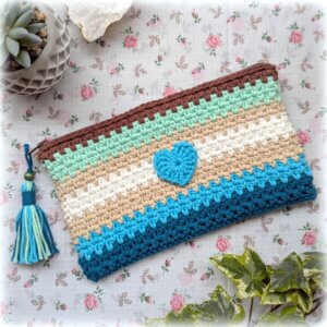 pochette crochet coeur bleu